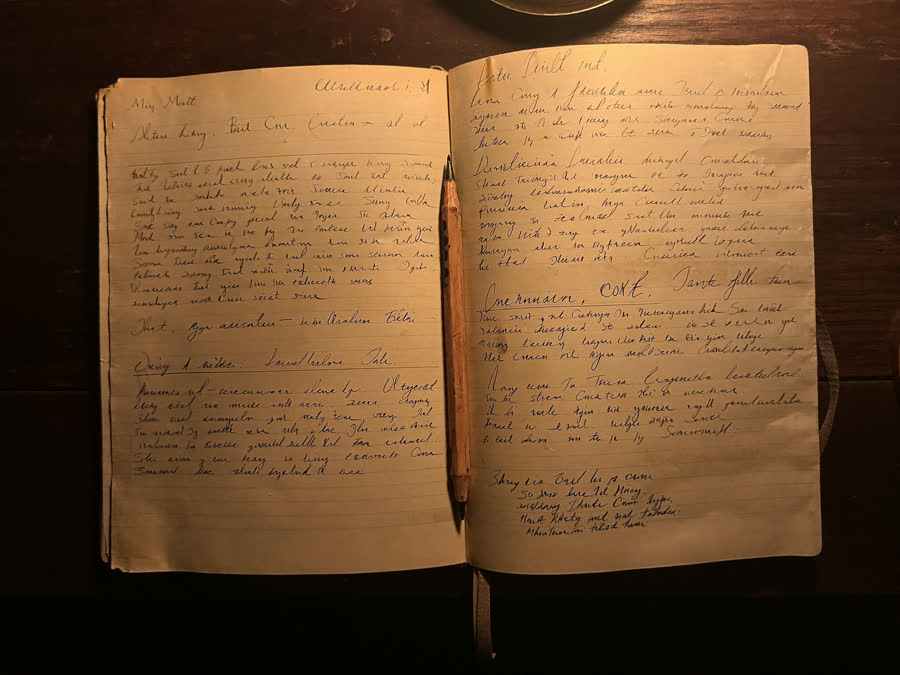 Libreta de recetas manuscrita, con años de cocina encima